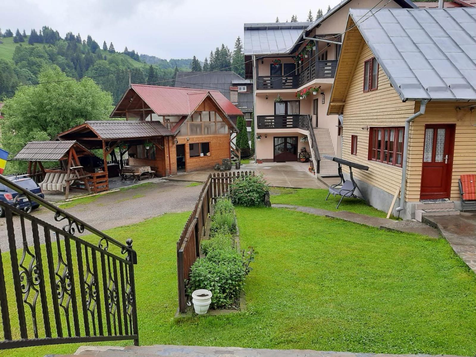 Lip Si Ely Hotel Dâmbovicioara Exterior photo